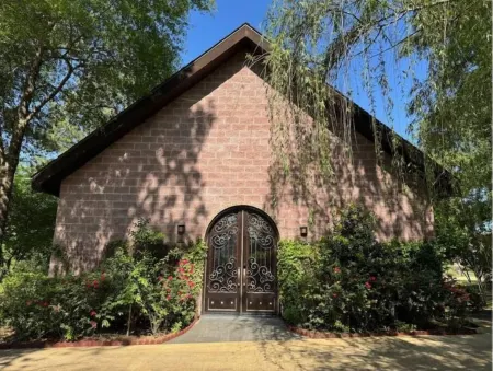 2 Kings | Chapel | Jet Tub | Elevator | DT 12 mins