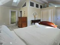 Spacious 5-Bed with Pool, Firepit, and BBQ - 20-min to Saratoga and Lake George Hotels in Moreau