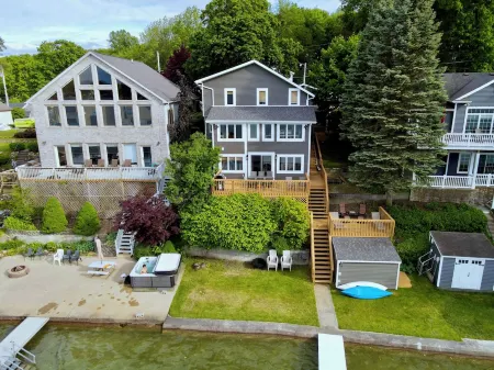 Lakefront Cottage at Crooked Lake, Indiana to sleep 10-12