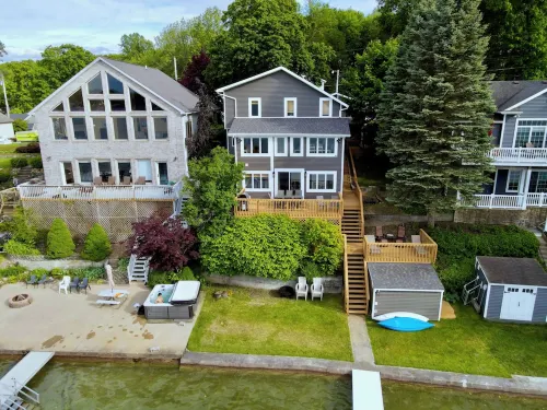 Lakefront Cottage at Crooked Lake, Indiana to sleep 10-12