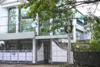 Holiday Home Cochin Located in Ernakulam Near to Gandhi Square, Poonithura. Hotels near Chottanikkara Bhagavathy Temple