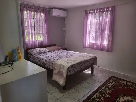 Cozy 1-bedroom apartment in serene St. George's with WiFi, AC Отели рядом с достопримечательностью «Гайд Парк Тропикал Гарден»