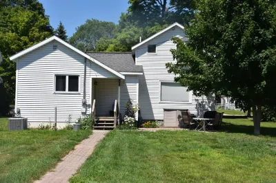 Quiet and cozy cottage, in town