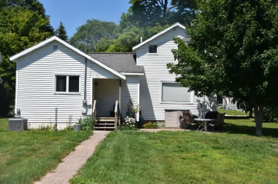 Quiet and cozy cottage, in town
