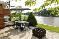 Cozy Waterfront Renovated Cottage Escape