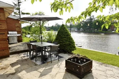 Cozy Waterfront Renovated Cottage Escape