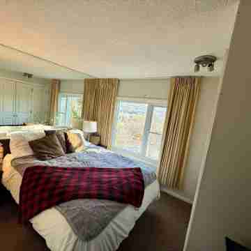 Cozy 2-bedroom condo with WiFi, pool, fitness room in charming Stowe Rooms