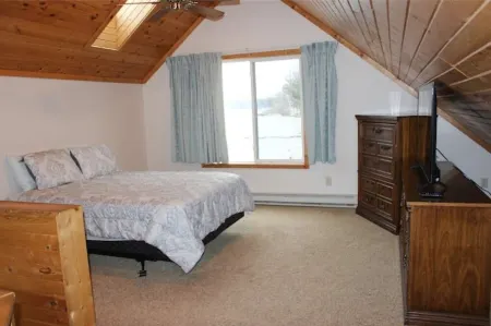 Huber Cottage - Lakefront Cabin w/Dock and Beach Отели в г. Четек