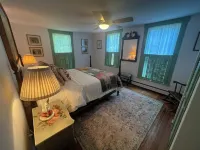 Restored 1870s 4BR, 2.5 bath, formal dining, in the heart of Berkeley Springs Hotels in Berkeley Springs