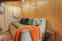 NEW!! Modern, updated 2-bedroom cabin with WiFi, games and views in quaint Pine