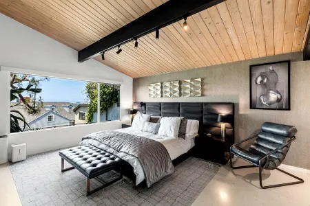 Hillside Luxury MidCentury Rejuvenation SpaRetreat. Views, Pool, Amenities.