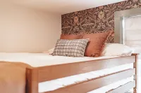 Cozy Getaway: Location, Dogs Stay Free, Fenced Yard, Fishing Pond