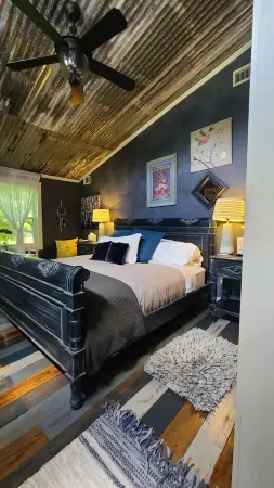 The Barracks, beautiful 2-bedroom private cottage with garden bath and porch