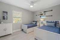 2 bedroom, walk to beach-bikes-kayaks-grill-picnic-hot outdoor shower-beach gear