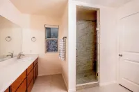 20m to Sedona, Mountain Views, Fireplace Delight