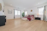 Luxury Condo 4 Bedrooms w/2 En-Suites WiFi,TV, Pool SPA in Irvine. Pet-Friendly!