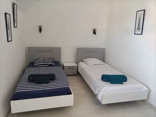 New duplex apartment, sea view with balcony in the center of town, private parking.