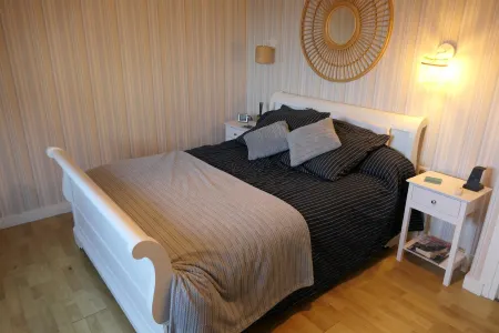 Charming 3-bedroom house with sea view and spa, close to shops and restaurants