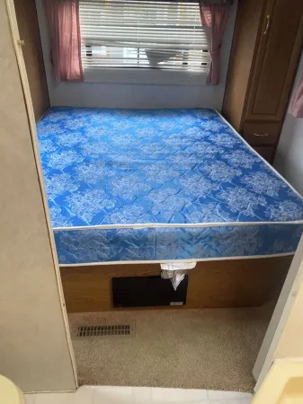 Cozy 1-bedroom RV in fantastic Leitchfield with AC