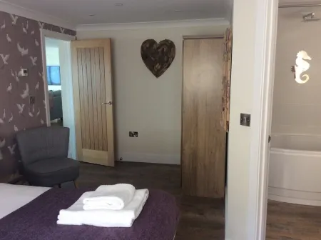 The Lobster Pot. Fabulous 2 bedroom Apartment overlooking the Beach/Green