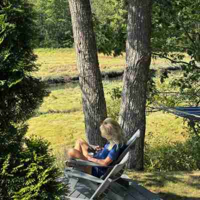 Charming cottage w/ loft on 3 acres of secluded marsh and 7 minute walk to beach Others