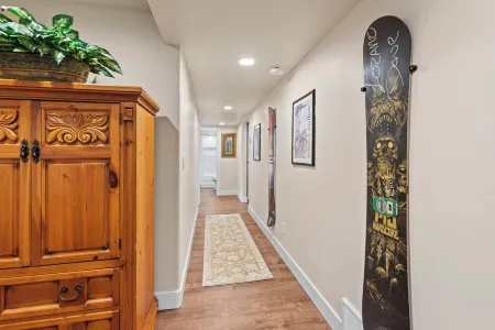 Moose Tracks Inn: Spacious Lower Level Retreat in Heber Valley Отели рядом с достопримечательностью «5 Minute Clinic»