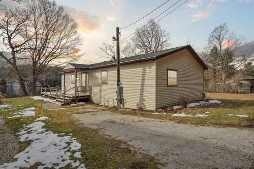 Relaxing Croton lake cottage w/ hot tub