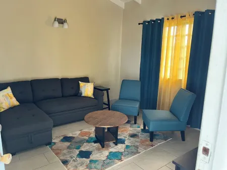 The Retreat 2 Charming 1-bedroom apartment with WiFi, AC in St. John's. Отели рядом с достопримечательностью «V C Bird Monument»