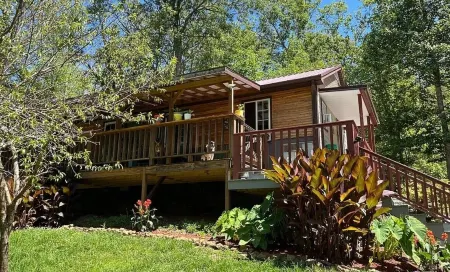 Charming 3-Bedroom Cabin with Hot Tub, Wi-fi Near Nolin Lake and Mammoth Cave
