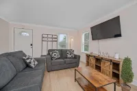 Charming 2-bd Apt in delightful Deer Park, OH with AC & strong WI-Fi