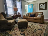 Charming 2-bedroom cottage close to I26 and I95; 1 hr from Charleston