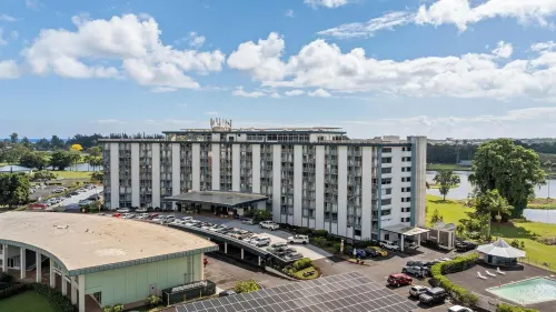 Hilo Getaway: 2Br Condo w/ Pool, A/C & Incredible Views