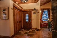 Rustic Themed Cabin with Starlink. Walk/Snowmobile to lake from house. Ice Fish