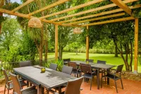 Fantástica Masía Rodeada de más de 10.000 m2 de Jardín con una Preciosa Piscina