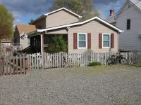 3-bedroom house in charming Colonial Beach with AC, WiFi Hotels in Colonial Beach