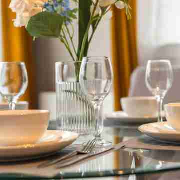 2BR Stylish Apt with Free Parking & nearby Subway Dining/Meeting Rooms