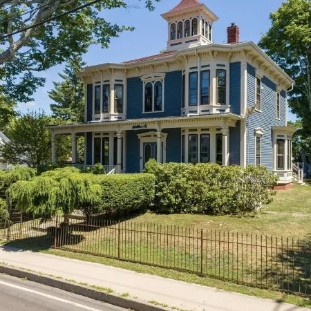 Charming Victorian Estate with AC, WiFi with water views in East Boothbay