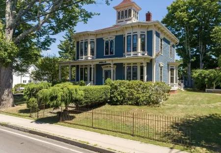 Charming Victorian Estate with AC, WiFi with water views in East Boothbay