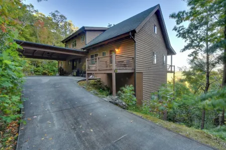 Charming 4-bedroom chateau with WiFi, fitness room in lovely Dillard.