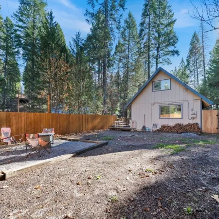 Cozy 3-bedroom cabin in beautiful Trinity Center with WiFi, AC