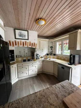 House with swimming pool on the edge of the Arcachon basin. Отели в г. Бигано