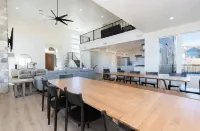 Spacious 8-bedroom house in The Reserve with lake access, pool, and courts.