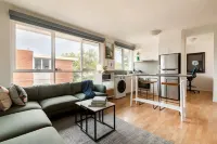 Escape to a Tree Top Retreat in Vibrant Elwood!