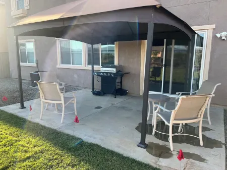 Spacious 4-bedroom house in fabulous Lake Elsinore with AC, WiFi