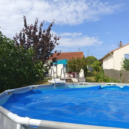 Cosy house close to beaches and shops. garden, above-ground pool, terrace