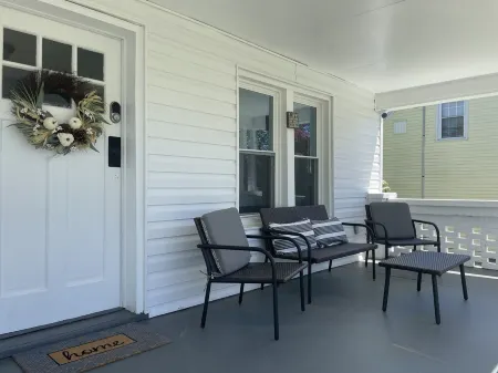 Fully remodeled cottage within 15 minutes of everything! Отели в г. Бристоль