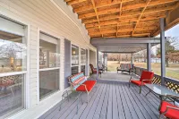 Eufaula Escape w/ Deck - Steps to Lake! - Homestays