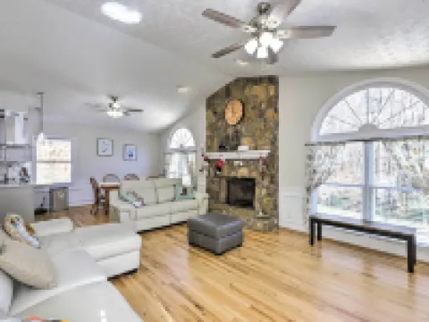 Immaculate Suwanee House w/ Pool & Game Room! Hotels in Suwanee