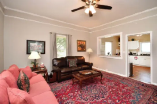 ✨Hen House 🏠 Minutes From Main St. Fenced in Yard!