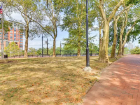 เดินไปสวนสาธารณะฮัดสันริเวอร์: อพาร์ตเมนต์ปรับปรุงใหม่ โรงแรมในโฮโบเคน